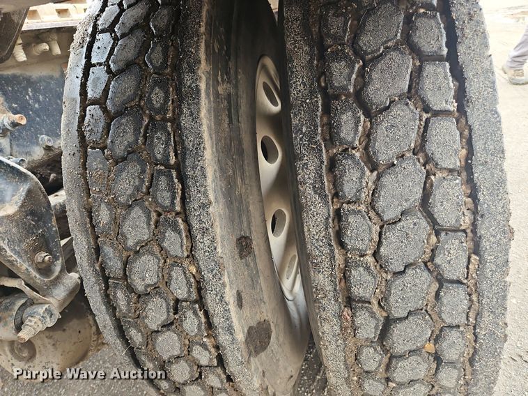 image for item OK9815 2005 Mack CHN613 semi truck