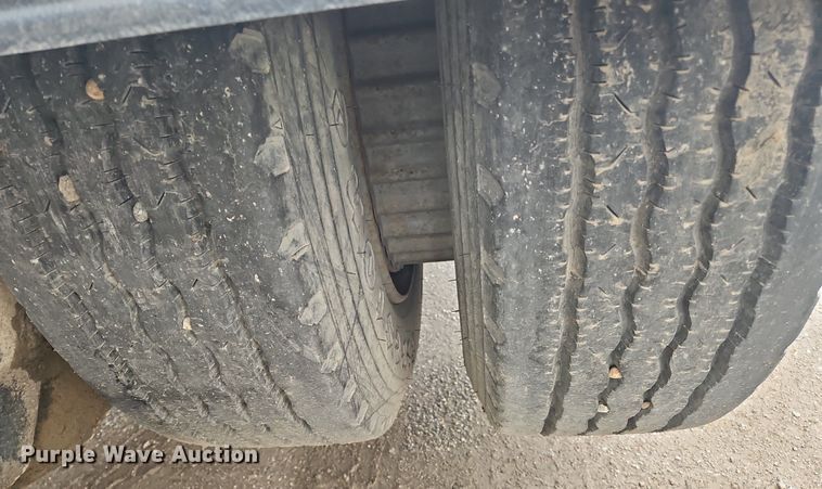 image for item OK9815 2005 Mack CHN613 semi truck