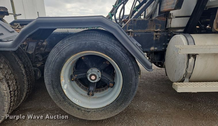 image for item OK9815 2005 Mack CHN613 semi truck