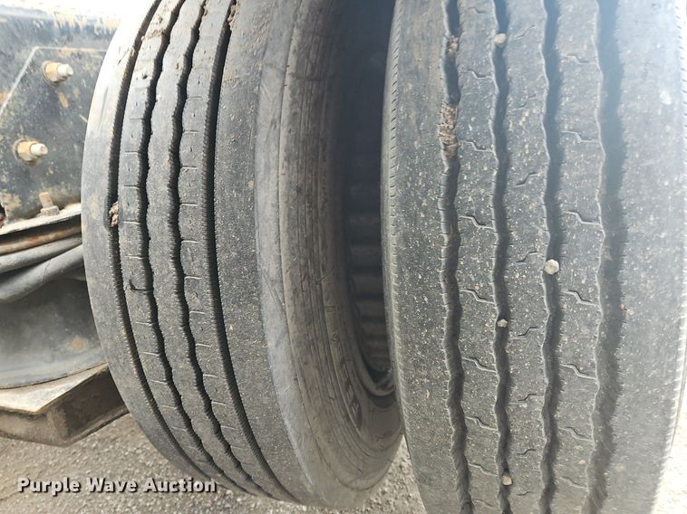 image for item OK9815 2005 Mack CHN613 semi truck