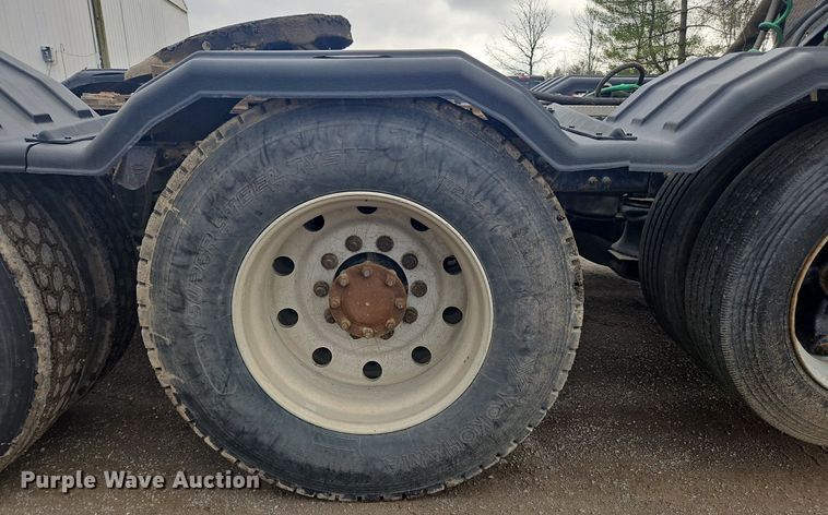 image for item OK9815 2005 Mack CHN613 semi truck