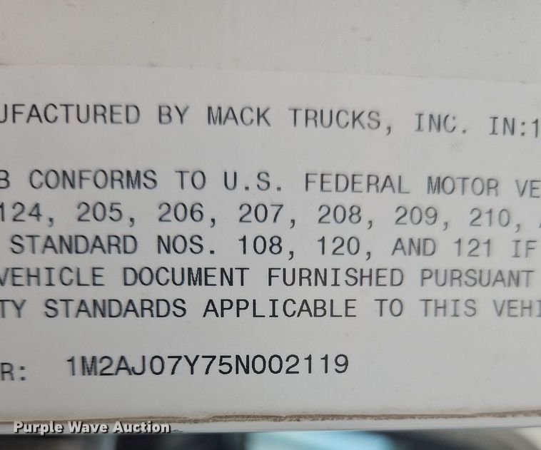 image for item OK9815 2005 Mack CHN613 semi truck