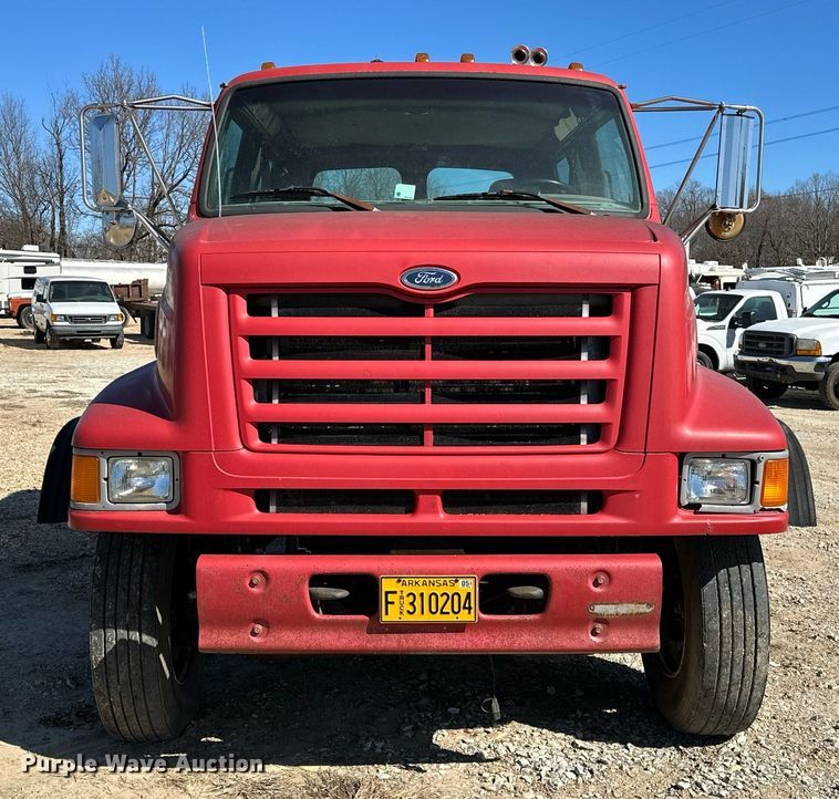 image for item OM9891 1998 Ford L8501 semi truck