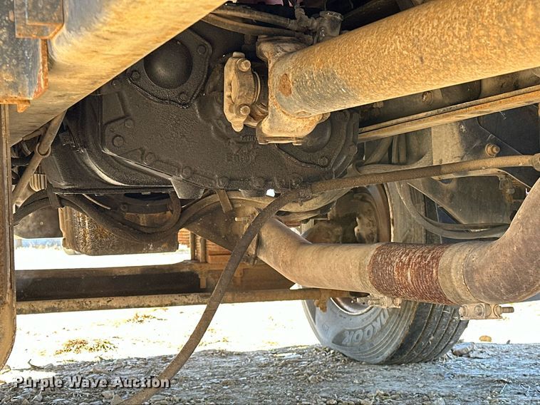 image for item OM9891 1998 Ford L8501 semi truck