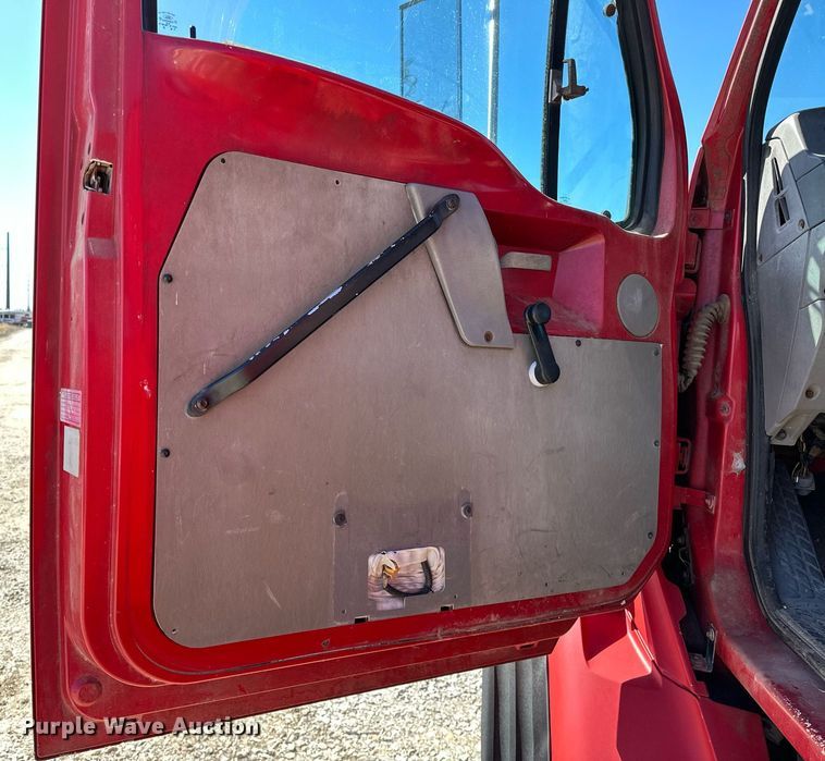 image for item OM9891 1998 Ford L8501 semi truck