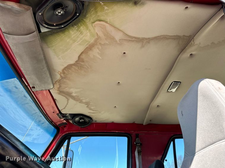 image for item OM9891 1998 Ford L8501 semi truck