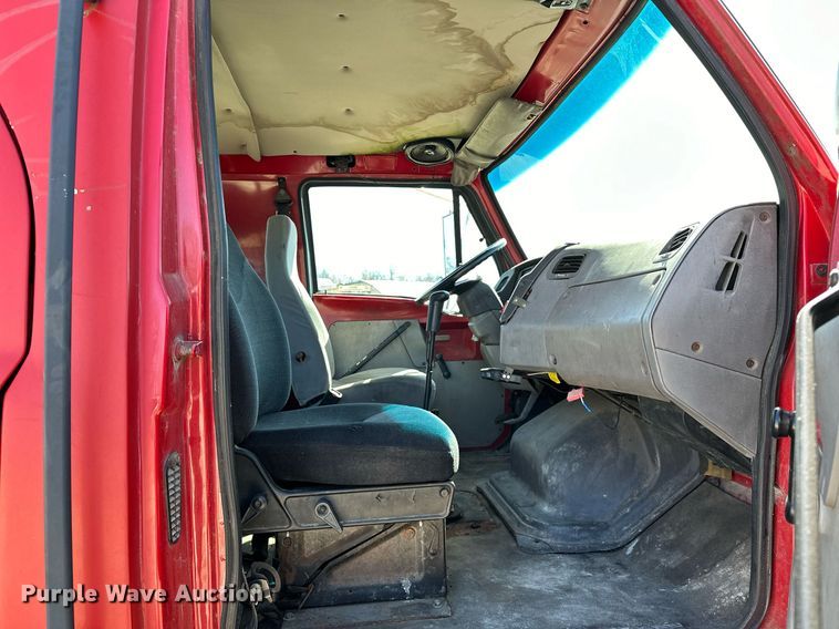 image for item OM9891 1998 Ford L8501 semi truck