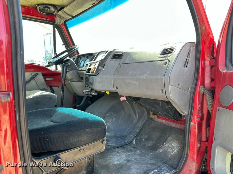 image for item OM9891 1998 Ford L8501 semi truck