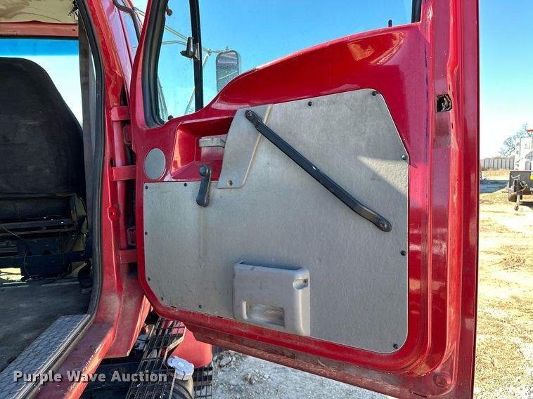 image for item OM9891 1998 Ford L8501 semi truck