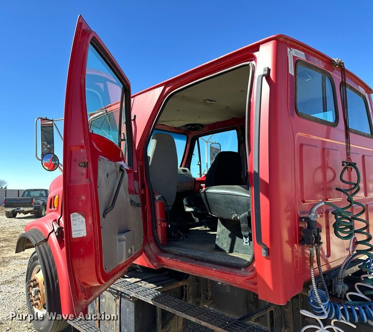 image for item OM9891 1998 Ford L8501 semi truck