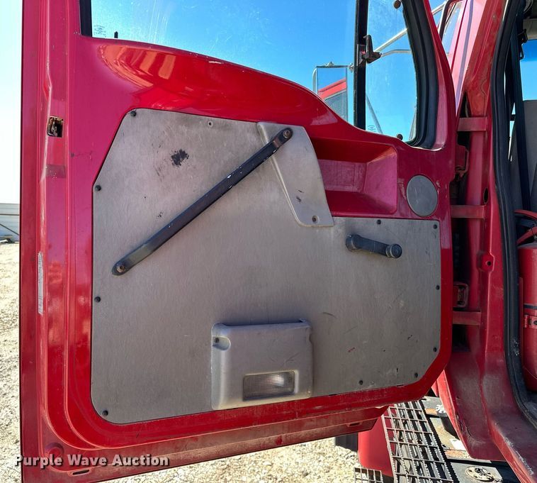 image for item OM9891 1998 Ford L8501 semi truck