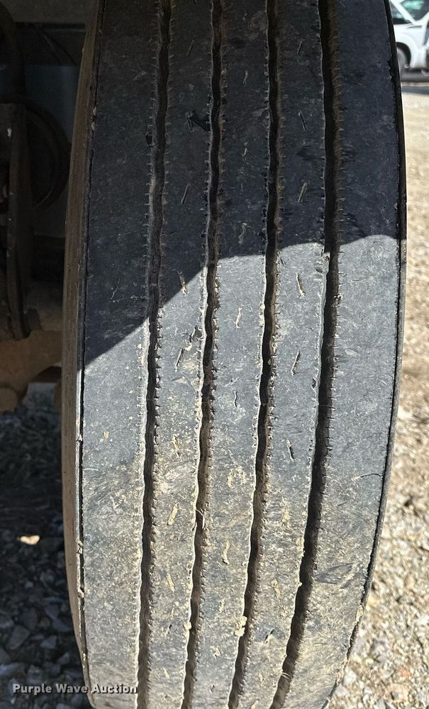 image for item OM9891 1998 Ford L8501 semi truck