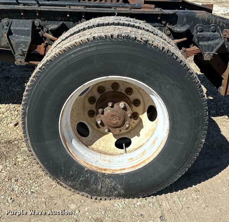 image for item OM9891 1998 Ford L8501 semi truck