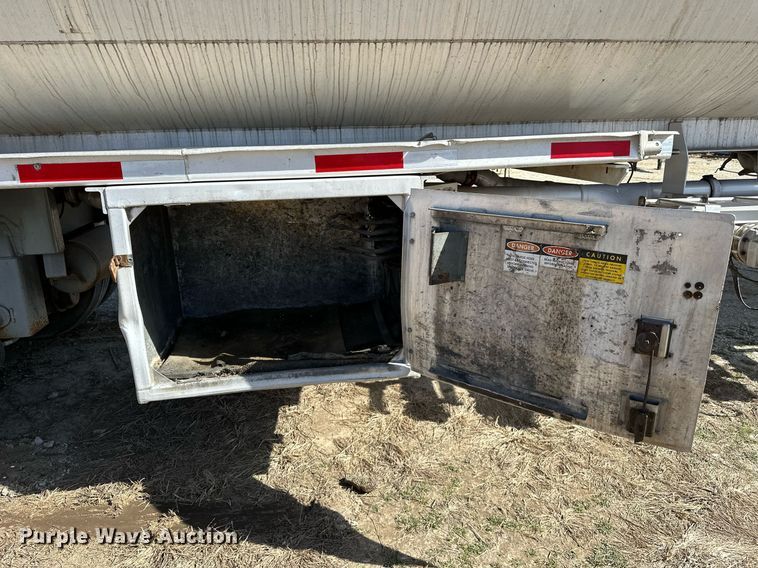 image for item OM9893 1999 Polar tank trailer