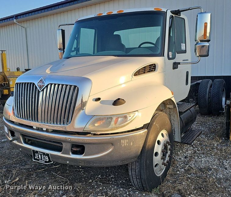 image for item DK0684 2003 International 4300 truck cab and chassis