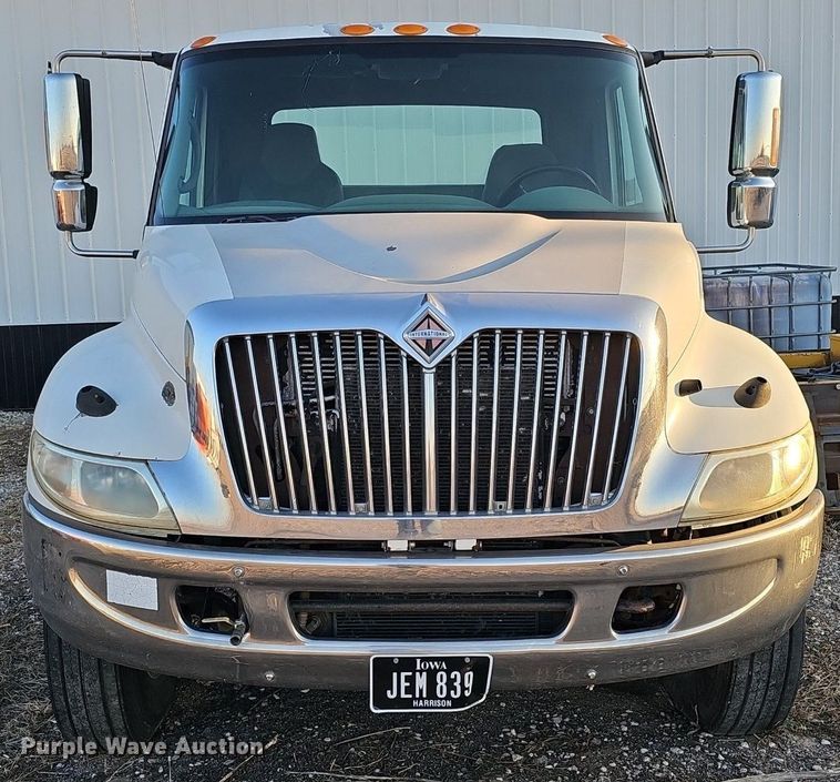 image for item DK0684 2003 International 4300 truck cab and chassis