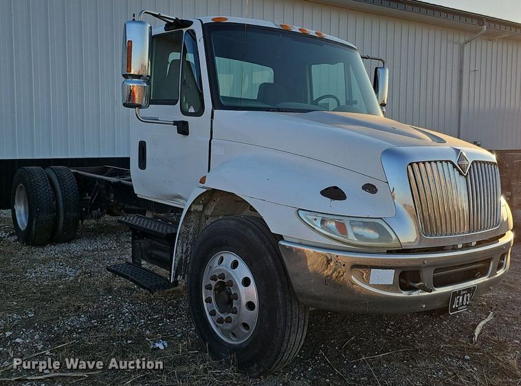 image for item DK0684 2003 International 4300 truck cab and chassis