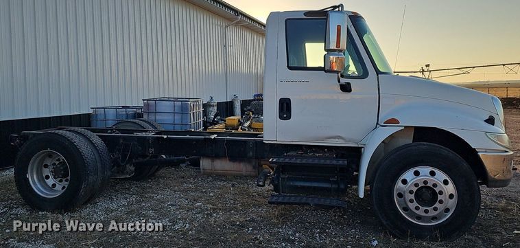 image for item DK0684 2003 International 4300 truck cab and chassis