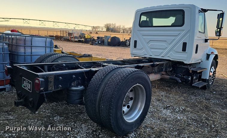 image for item DK0684 2003 International 4300 truck cab and chassis