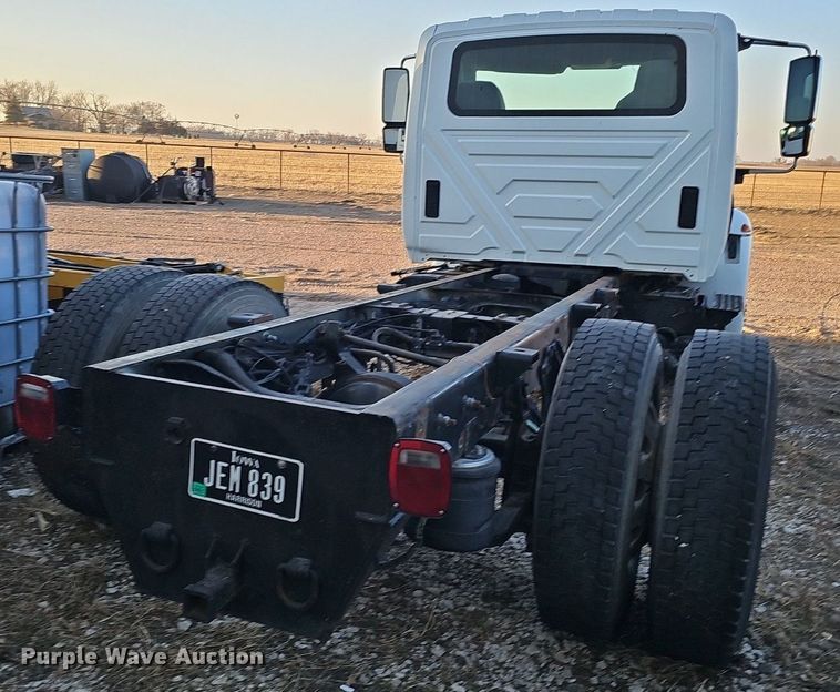 image for item DK0684 2003 International 4300 truck cab and chassis