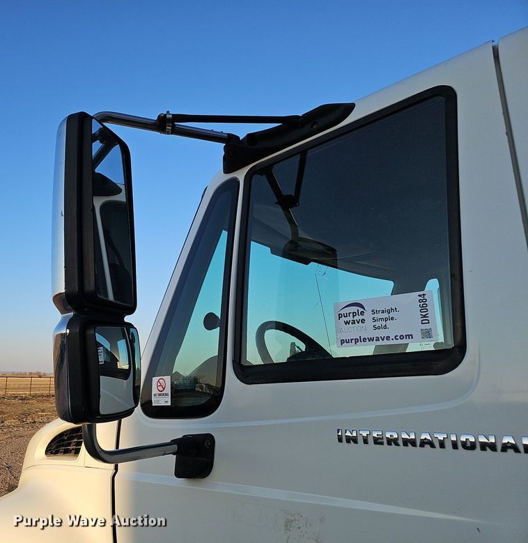 image for item DK0684 2003 International 4300 truck cab and chassis