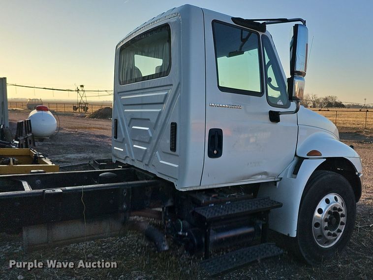image for item DK0684 2003 International 4300 truck cab and chassis