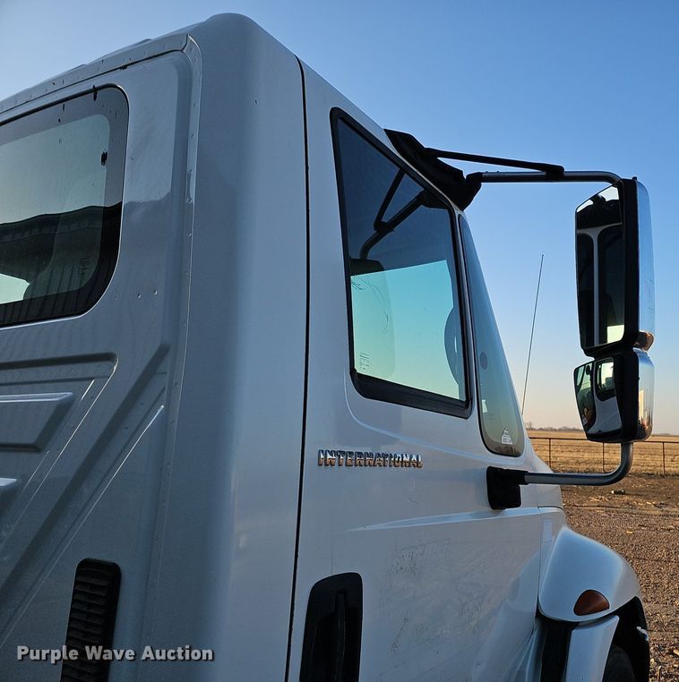 image for item DK0684 2003 International 4300 truck cab and chassis