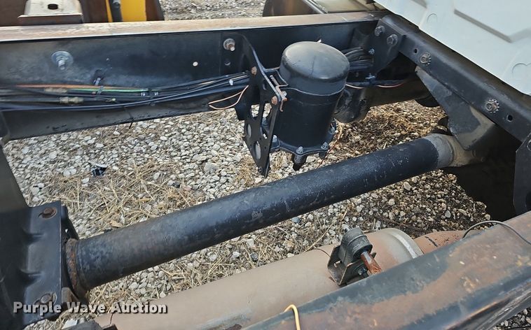 image for item DK0684 2003 International 4300 truck cab and chassis