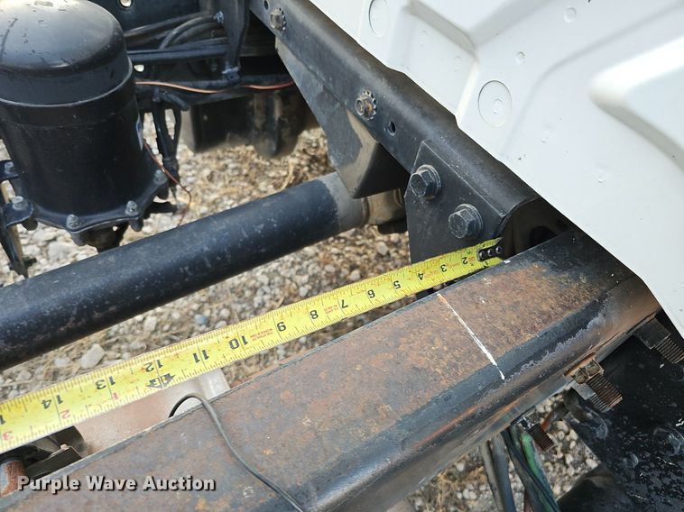 image for item DK0684 2003 International 4300 truck cab and chassis