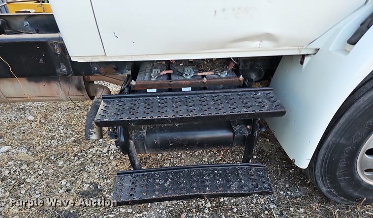 image for item DK0684 2003 International 4300 truck cab and chassis