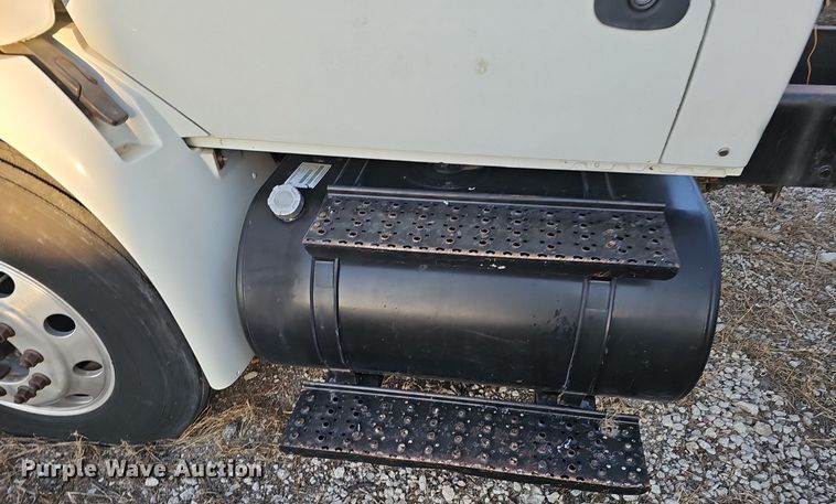 image for item DK0684 2003 International 4300 truck cab and chassis