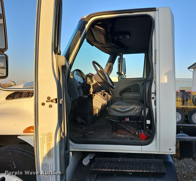 image for item DK0684 2003 International 4300 truck cab and chassis