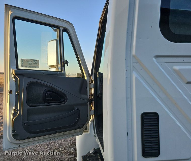 image for item DK0684 2003 International 4300 truck cab and chassis