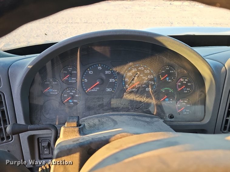 image for item DK0684 2003 International 4300 truck cab and chassis