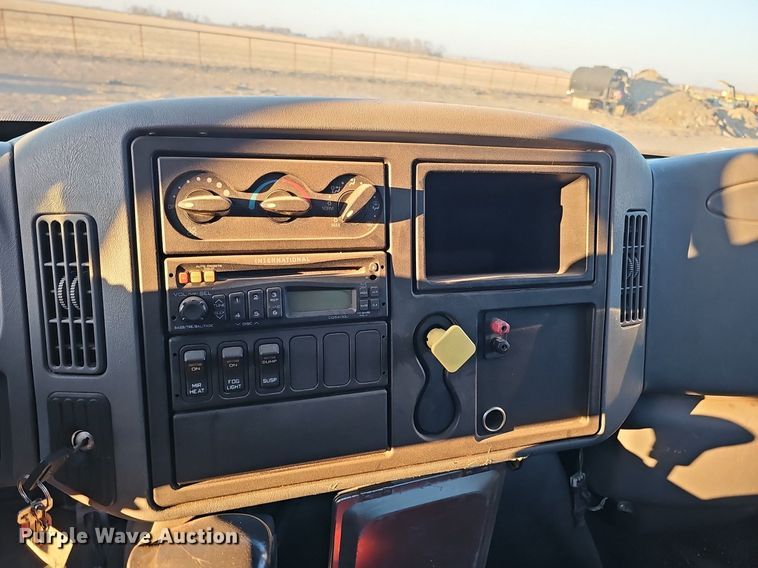 image for item DK0684 2003 International 4300 truck cab and chassis