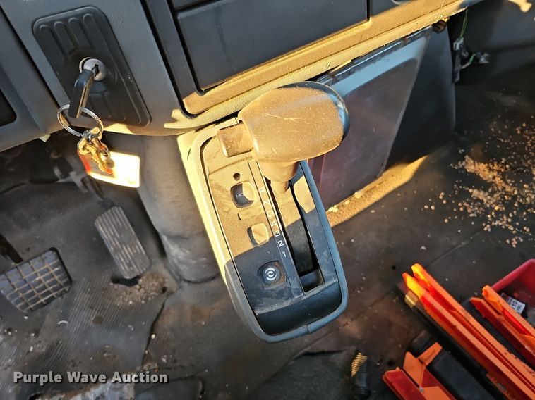 image for item DK0684 2003 International 4300 truck cab and chassis