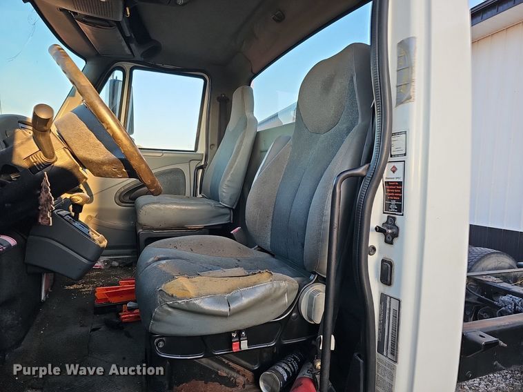 image for item DK0684 2003 International 4300 truck cab and chassis