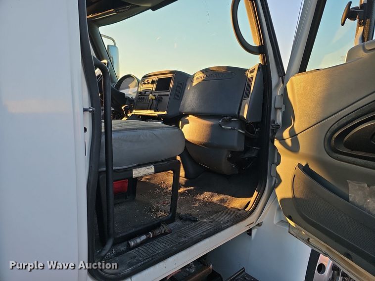 image for item DK0684 2003 International 4300 truck cab and chassis