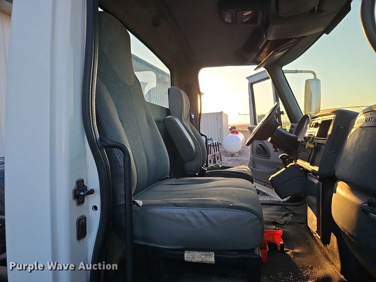 image for item DK0684 2003 International 4300 truck cab and chassis