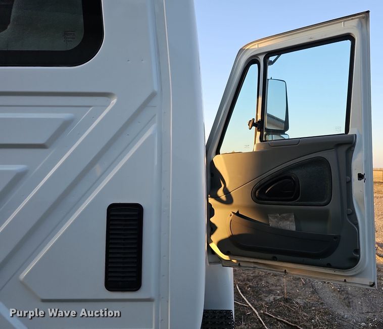 image for item DK0684 2003 International 4300 truck cab and chassis