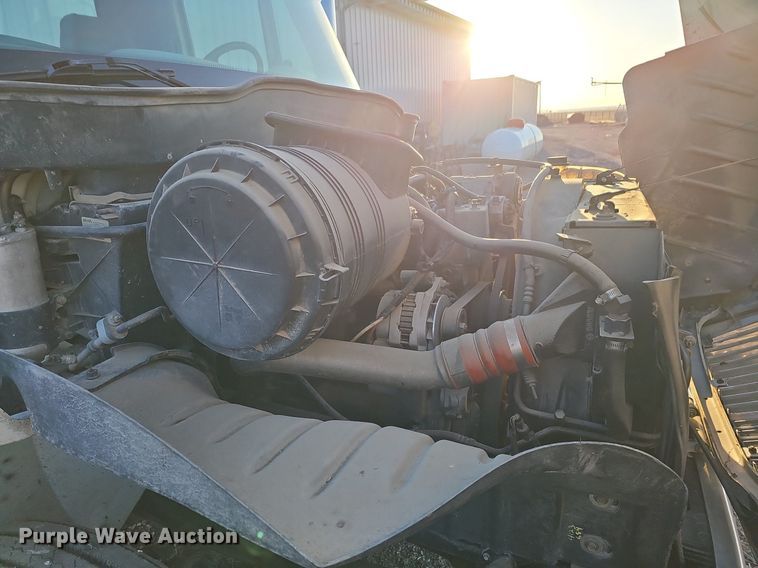 image for item DK0684 2003 International 4300 truck cab and chassis