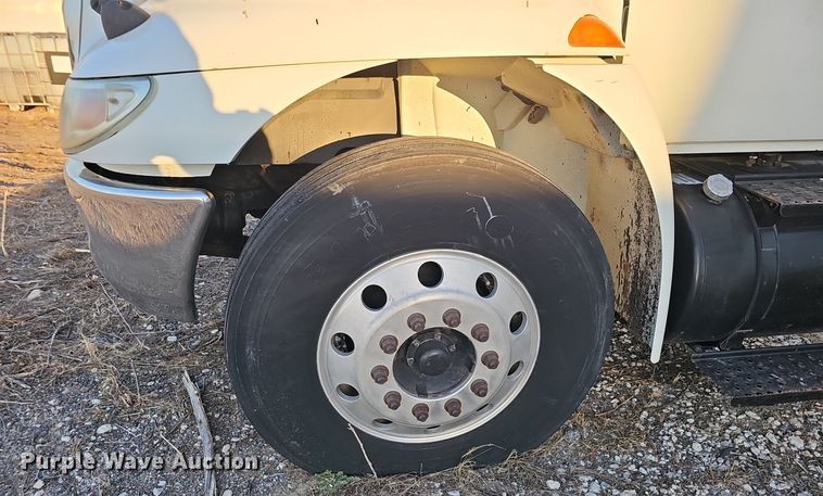 image for item DK0684 2003 International 4300 truck cab and chassis