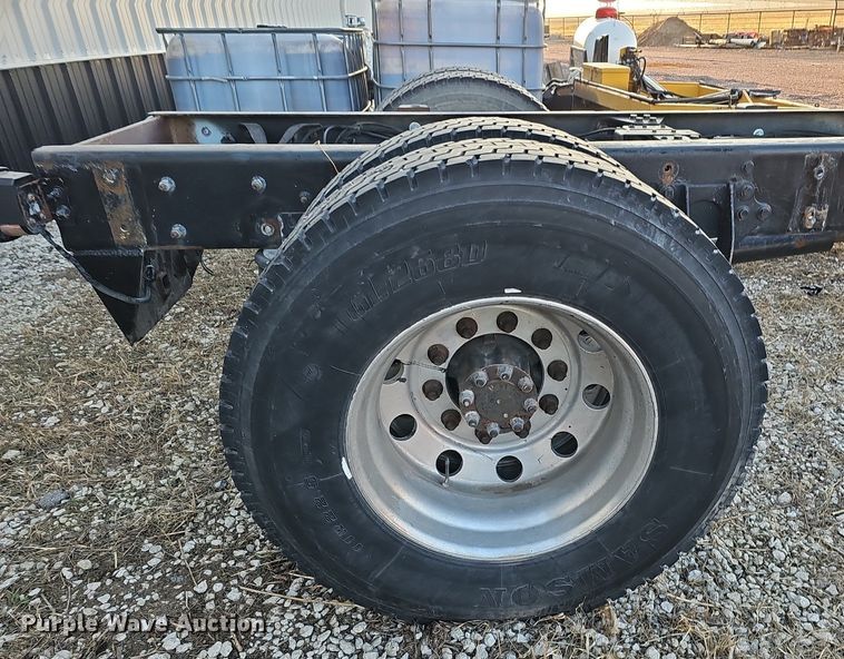 image for item DK0684 2003 International 4300 truck cab and chassis