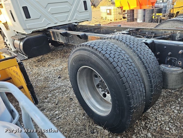 image for item DK0684 2003 International 4300 truck cab and chassis