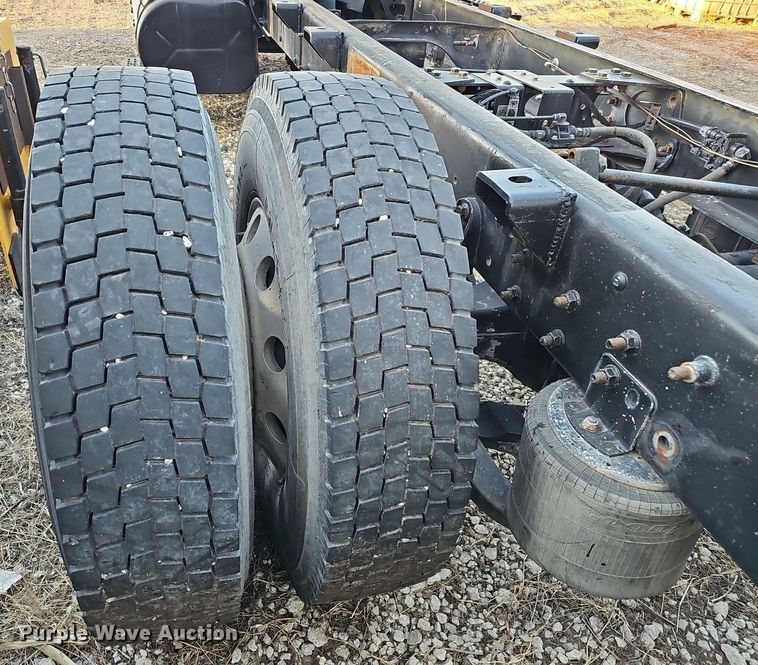 image for item DK0684 2003 International 4300 truck cab and chassis