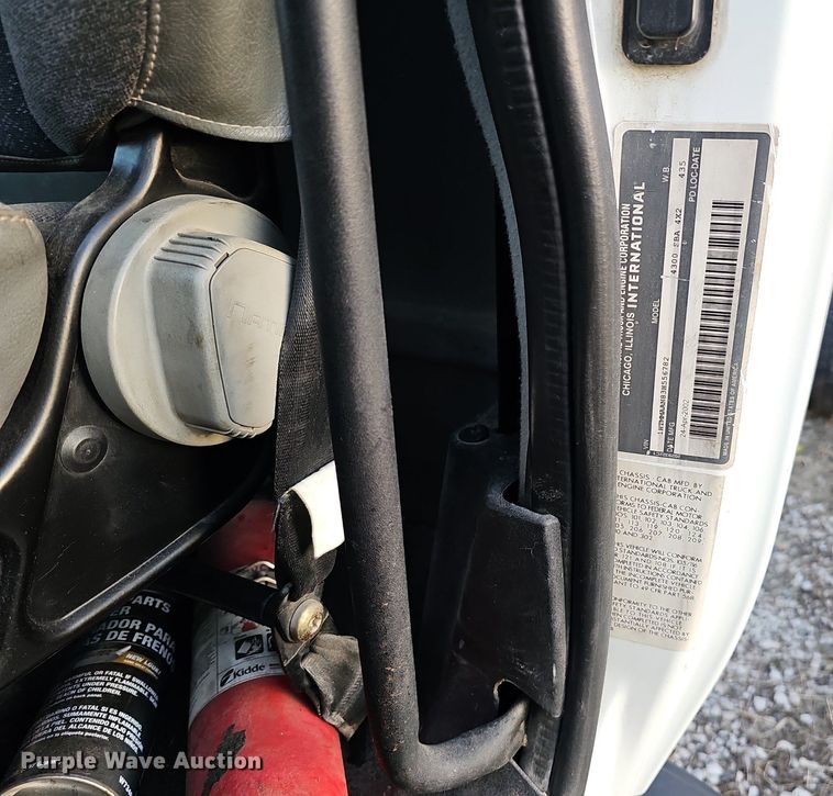 image for item DK0684 2003 International 4300 truck cab and chassis