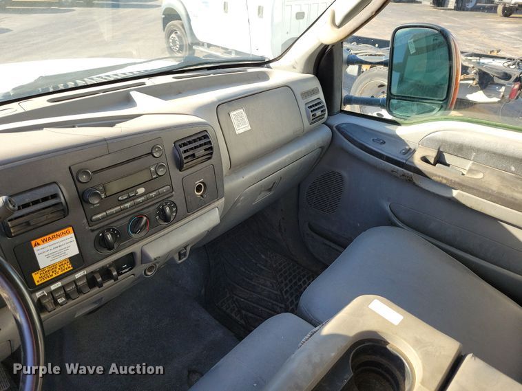 image for item DK4184 2007 Ford F550 Super Duty XL Crew Cab truck cab and chassis