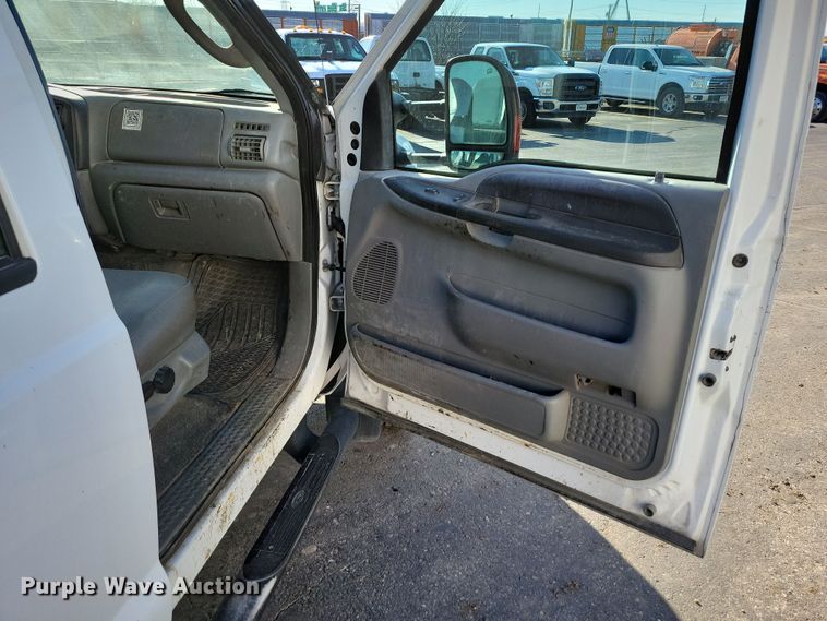 image for item DK4184 2007 Ford F550 Super Duty XL Crew Cab truck cab and chassis