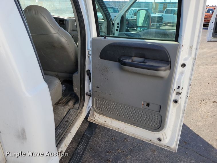 image for item DK4184 2007 Ford F550 Super Duty XL Crew Cab truck cab and chassis