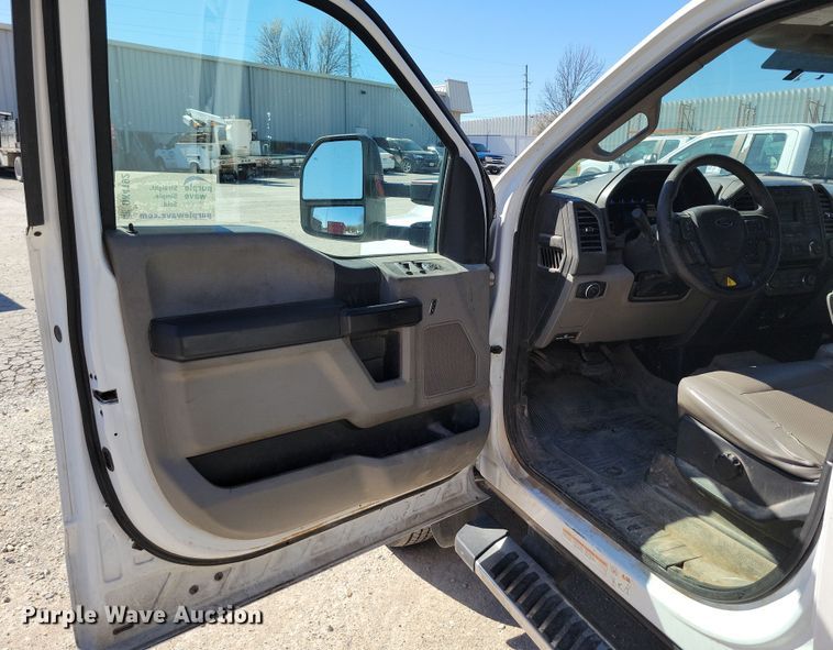 image for item DK4192 2017 Ford F550 Super Duty XL Crew Cab truck cab and chassis